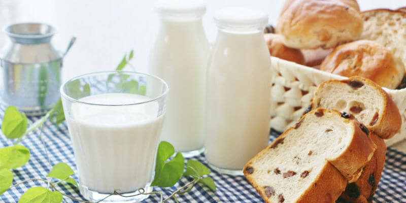 アトピー危険性のある食事の牛乳とパン